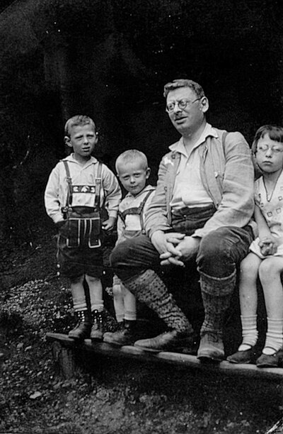 Ludwig Pappenheim mit Kindern, o.D. (Stadt- und Kreisarchiv Schmalkalden, Nachlass Familie Pappenheim)