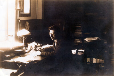 Ludwig Pappenheim am Schreibtisch, um 1920 (Stadt- und Kreisarchiv Schmalkalden, Nachlass Familie Pappenheim).