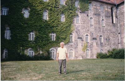 Marcin Blaszczak vor dem Mittelschiff/Hauptanstaltsgebäude, 1991 (Gunnar Richter) 