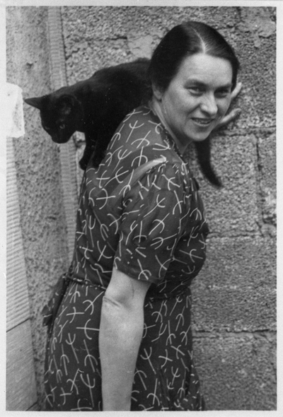 Katharina Staritz mit Katze, o.D. o.J. (Evangelisches Zentralarchiv Berlin, 0500/34092)