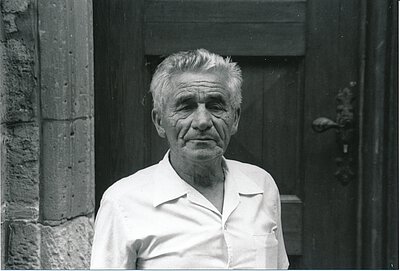 Marcin Blaszczak vor dem ehemaligen Hauptanstaltsgebäude, 1991 (Gunnar Richter)