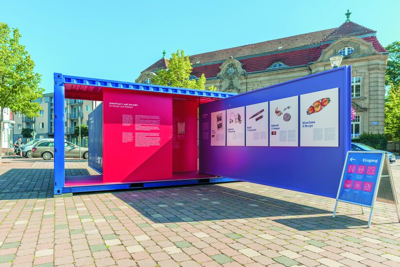 Container Wanderausstellung #StolenMemory (Quelle: Arolsen Archives).
